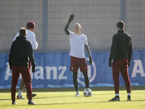 Tập quá hăng, Robben bị chảy máu mũi ngay trên sân