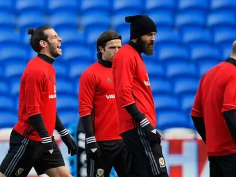 'Tarzan' Bale gọn gàng trở lại trong buổi tập của Xứ Wales