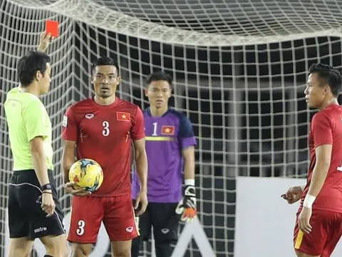 HLV Hữu Thắng bất ngờ "nhận quà" từ BTC AFF Cup