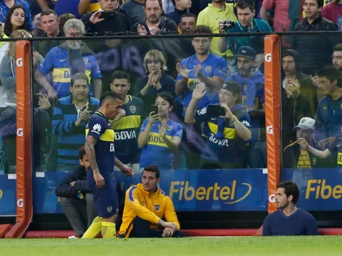 Tevez nhận thẻ đỏ vì chửi chị gái trọng tài