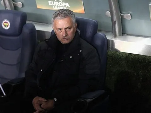 Tham vọng trở thành Sir Alex đang làm hại Mourinho