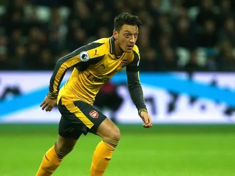 Tháng 11 giông bão cũng "ám ảnh" Mesut Oezil