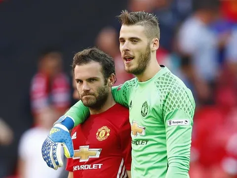 Thắng đậm Leicester, De Gea cảnh báo Ngoại hạng Anh