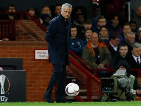 Thắng trận, Mourinho vẫn tỏ ra bực mình