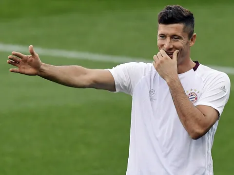 Thầy trò Ancelotti cười đùa dù sắp gặp Atletico