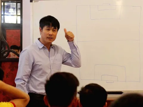 Thầy trò Hữu Thắng mổ băng phân tích Indonesia