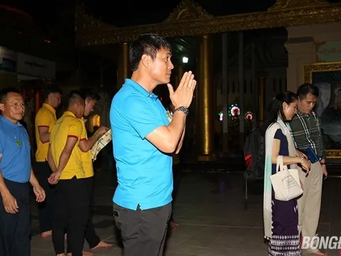Thầy trò Hữu Thắng thành kính tôn nghiêm bên chùa vàng Myanmar