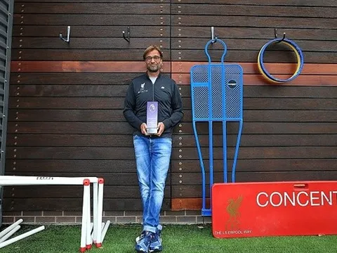Thầy trò Jurgen Klopp được vinh danh trước đại chiến với Man Utd