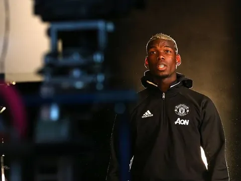 Theo chân Pogba ngày ký hợp đồng với Man Utd