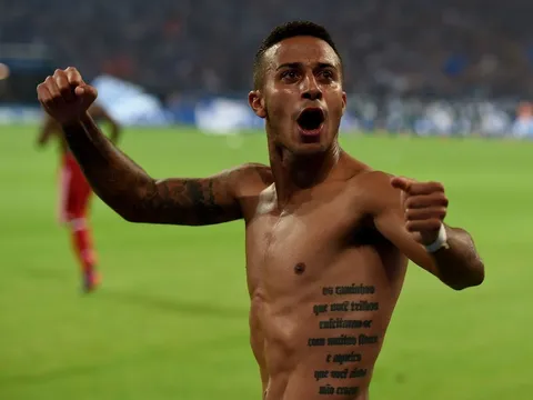 Thiago khoe hình xăm trong ngày Bayern thắng nhọc Schalke