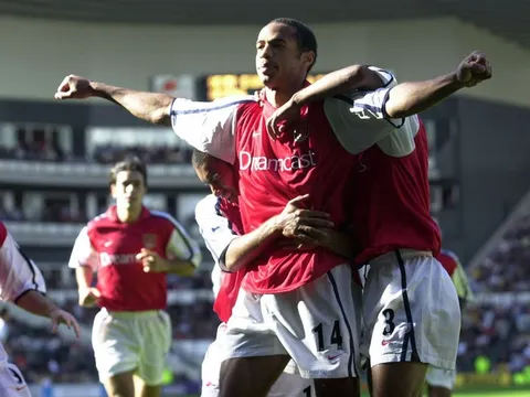 Thierry Henry ghi bàn kinh điển vào lưới M.U