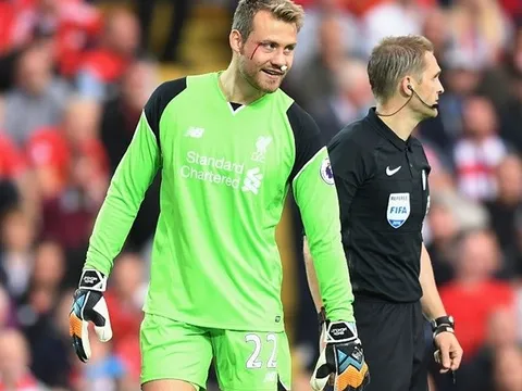 Thủ môn Mignolet đổ máu trước Leicester City
