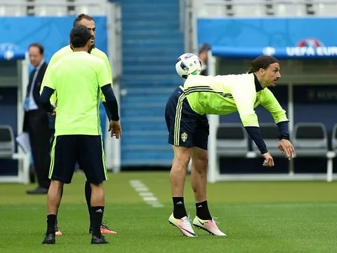 Đồng đội "mắt tròn mắt dẹt" trước kỹ thuật giữ bóng siêu đỉnh của Ibrahimovic