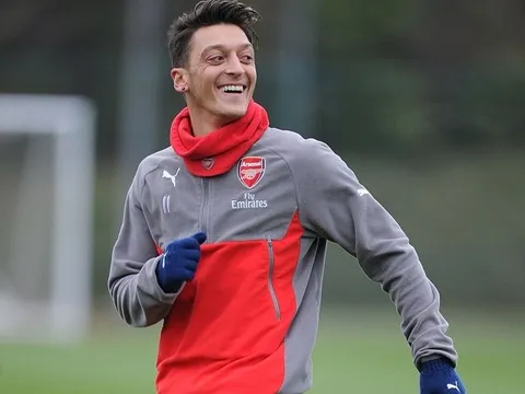 Tiết lộ của Oezil lại khiến NHM Arsenal hoang mang