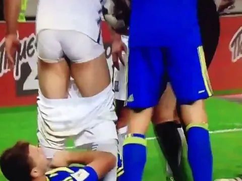 Tình huống Edin Dzeko bị đuổi vì... tụt quần đối phương