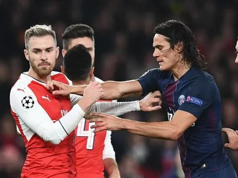 Tình huống Edinson Cavani "gạt tay vào má" Aaron Ramsey
