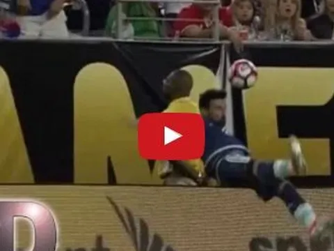 Tình huống ham bóng dẫn đến tai nạn khủng khiếp của Ezequiel Lavezzi