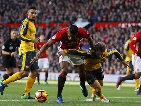 Tình huống Valencia ngã trong vòng cấm Arsenal