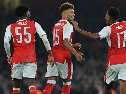 Tỏa sáng, sao Arsenal thách thức đồng đội