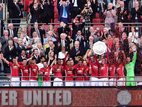 Tội đồ Fellaini không thể ngăn Ibrahimovic có danh hiệu đầu tiên tại Manchester United