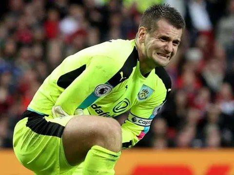 Tom Heaton suýt gãy tay vì cú sút của Ibrahimovic