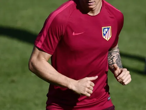 Torres cực điển trai trên sân tập trước trận gặp Bayern