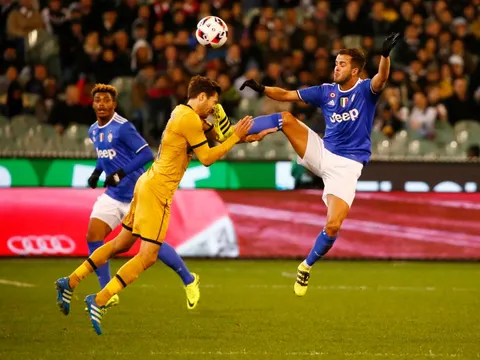 Pjanic tặng gầm giày vào mặt Mason, Dybala đem chiến thắng về cho Juventus