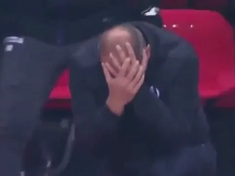 Huấn luyện viên Ligue 1 ăn vạ lộ liễu trên sân
