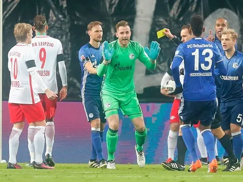 Trọng tài dằn vặt vì thổi penalty ‘ma’ cho RB Leipzig