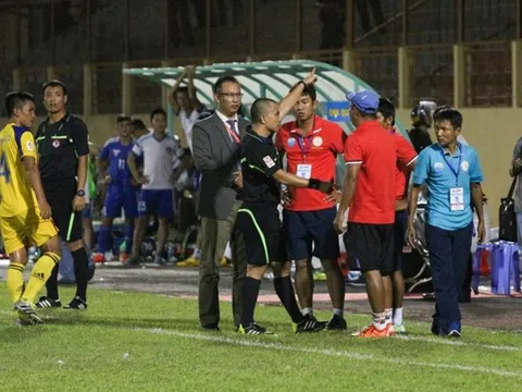 Trọng tài Việt và những nụ cười nhếch mép