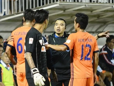 Trọng tài V-League: Thu nhập tốt, sai sót tăng