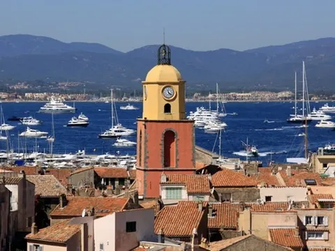 Và Thượng đế đã tạo ra Saint Tropez... nơi EURO không tồn tại