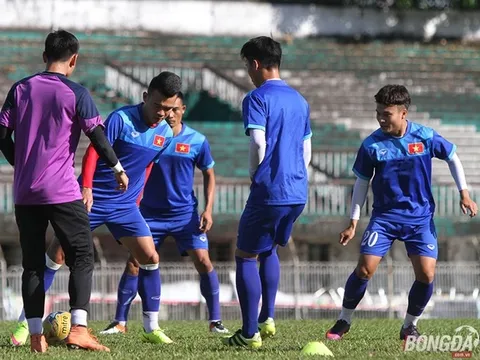Trước thềm đại chiến Malaysia: Thầy trò Hữu Thắng tập luyện bất kể nắng nóng