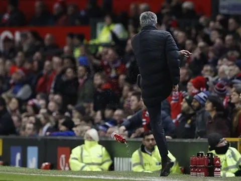 Trút giận vào chai nước, Mourinho bị đuổi lên khán đài