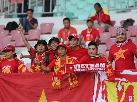 Tuyển Việt Nam tri ân người hâm mộ trên sân Wunna Theikdi