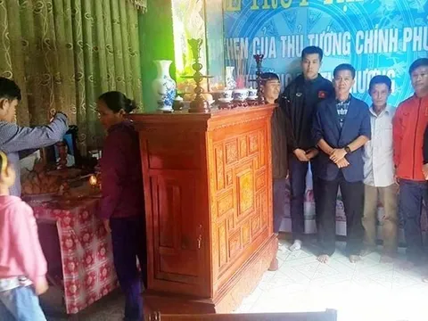 HLV Hoàng Anh Tuấn cùng U19 Việt Nam thăm rốn lũ Quảng Bình