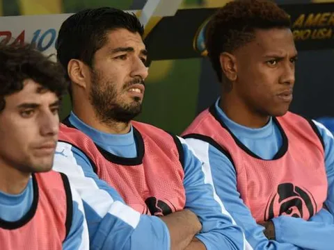 Uruguay lại gục ngã, Suarez công khai "bật" ban huấn luyện