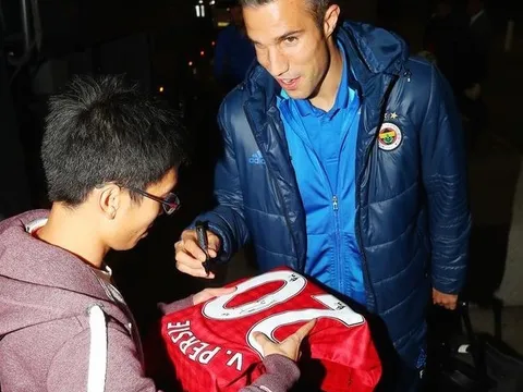 Van Persie chấp nhận ký lên áo MU