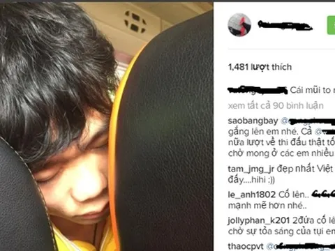 Văn Toàn chụp trộm Công Phượng ngủ trên xe buýt