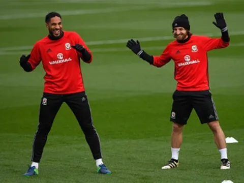 Vắng Bale, Allen 'nhí nhảnh' khởi động trong buổi tập của Xứ Wales