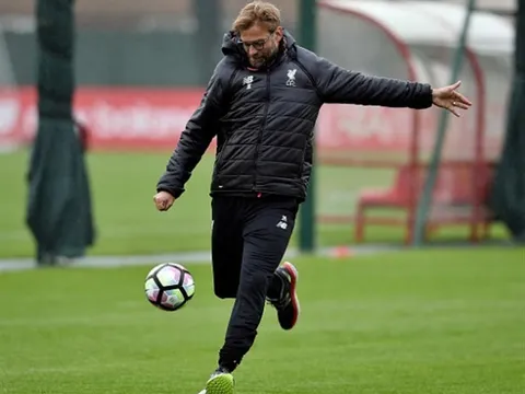 Vắng các học trò, Klopp 'tung hoành' trên sân tập của Liverpool