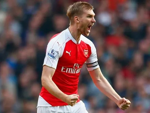 Vắng Mertesacker lại là điềm may cho Arsenal