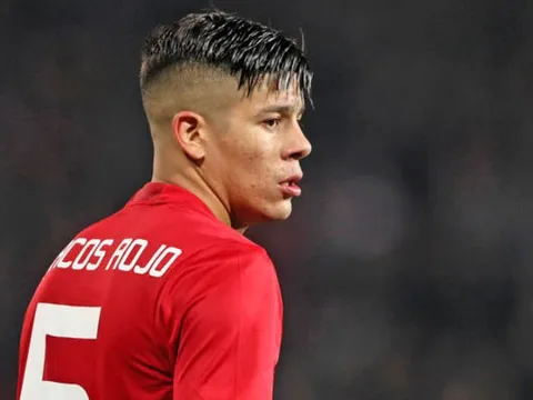 Vào bóng ghê rợn, Marcos Rojo may mắn thoát thẻ đỏ