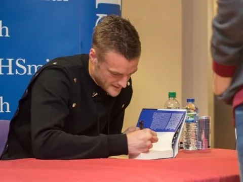 Vardy bận rộn ra mắt sách ngay trước thềm đại chiến