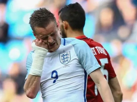 Vardy tự vả vào mặt sao khi bỏ lỡ cơ hội ngon ăn