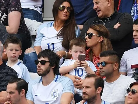 Vợ Jamie Vardy khoe sắc trên khán đài