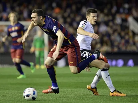 Arsenal lỗ lớn vì Barca cho AS Roma mượn Thomas Vermaelen