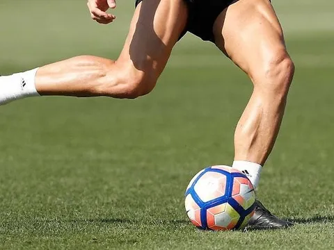 Vì sao Ramos phải sơn đen toàn bộ giày của mình?