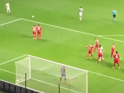 Video: Học trò Rodgers tái hiện cú đá phạt thần sầu của Nakamura