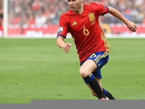 Video: Iniesta sút penalty có tốt hơn Ramos?